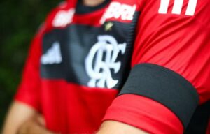 Flamengo jogará com faixa preta na manga em luto por Zagallo e Denir