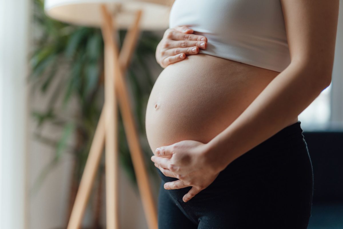 imagem colorida mostra mulher grávida com as mãos na barriga - Metrópoles - inseminação caseira