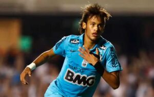 Neymar com a camisa azul do Santos