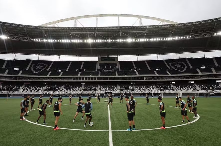 Jogadores do Botafogo treinam no Nilton Santos