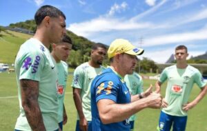 O técnico Ramon Menezes conversa com os jogadores da seleção sub-20