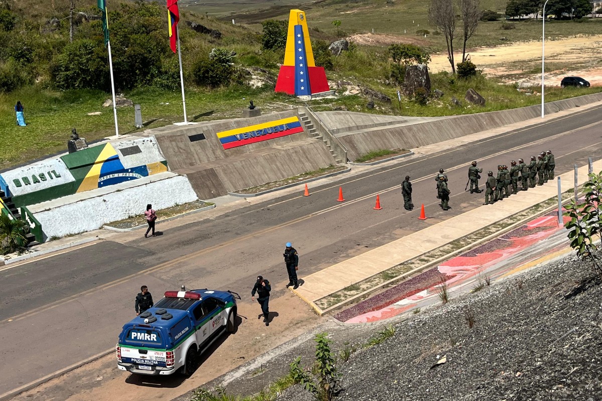 Militares da Venezuela fecham fronteira com o Brasil no dia da posse de Maduro.