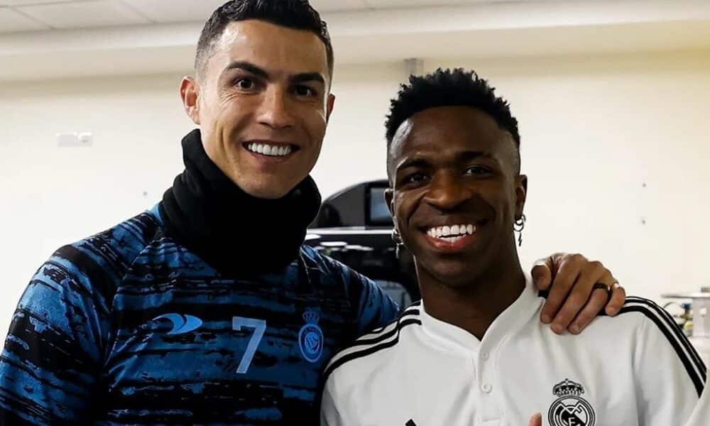 Cristiano Ronaldo posa ao lado de Vini Jr em visita ao Real Madrid