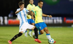 Pedrinho durante partida pela Seleção Brasileira contra a Argentina, pelo Sul-Americano Sub-20