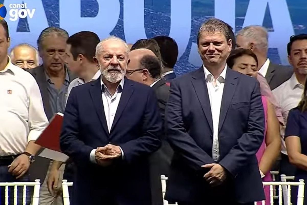 Tarcísio discursa durante evento em Santos sobre o túnel Santos-Guarujá