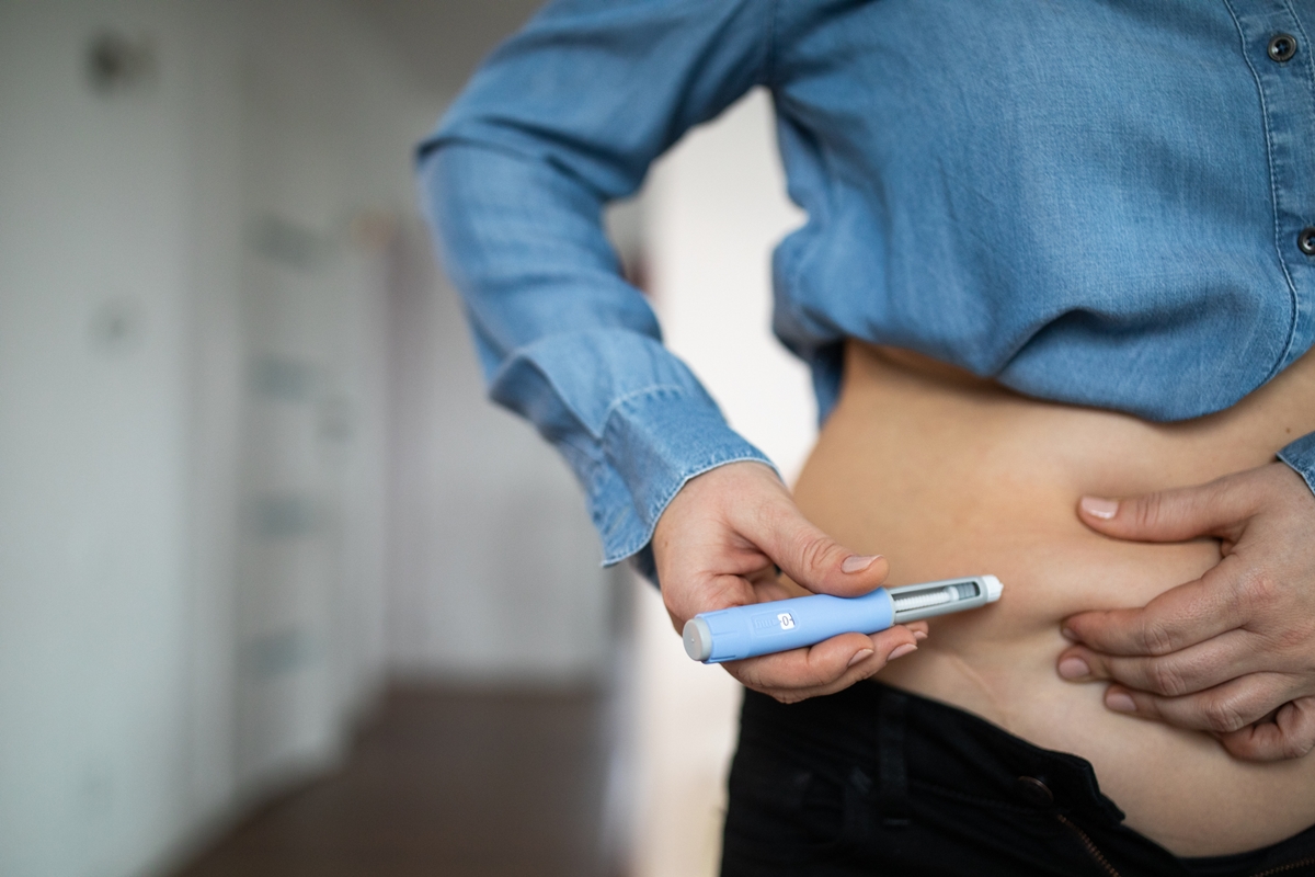 Mãos de mulher aplicando Ozempic (semaglutida) injetável na barriga - Metrópoles