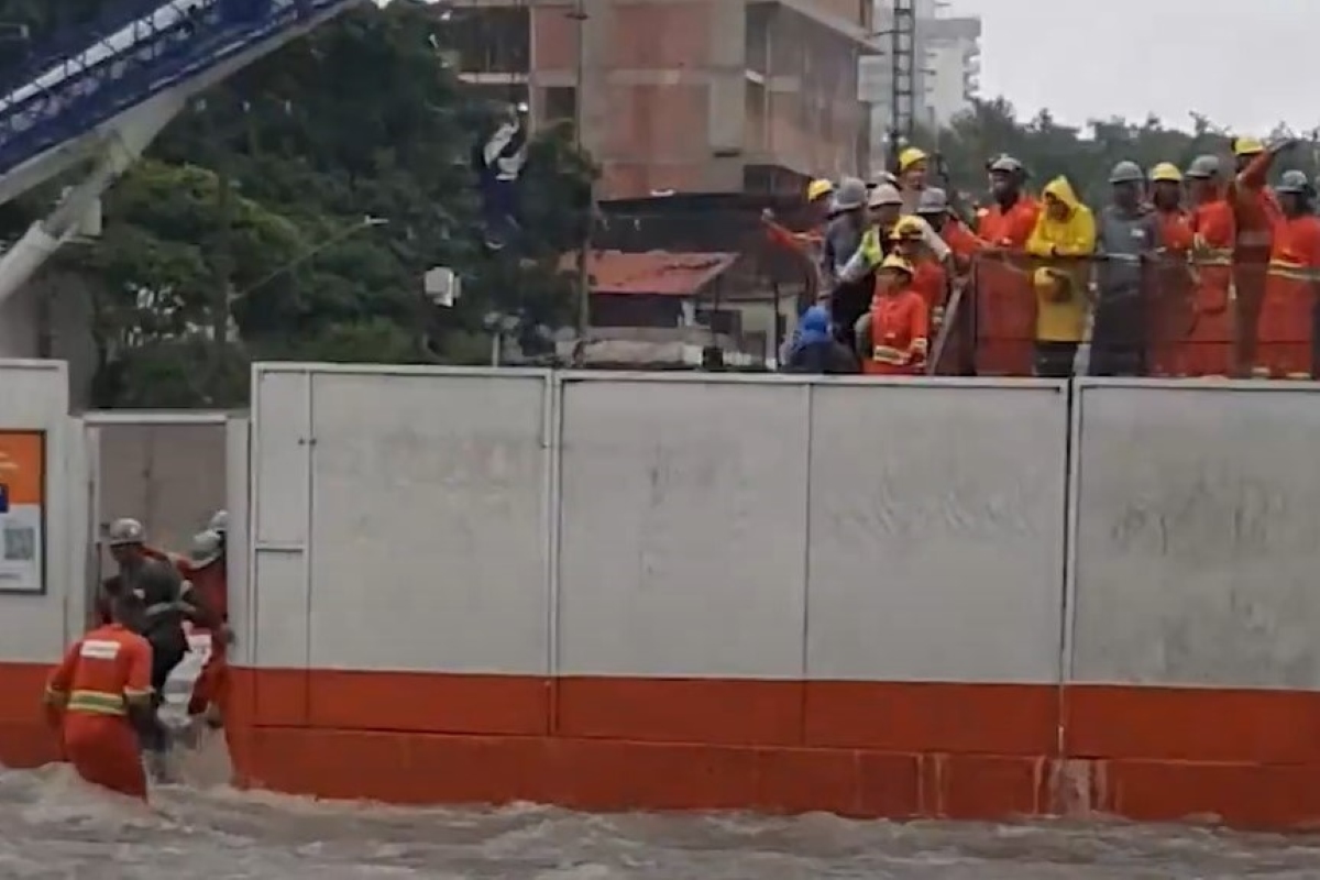 Imagem mostra operários em construção do metrô - Metrópoles