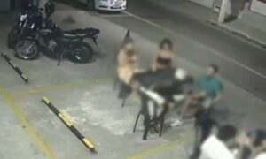 Homem joga criança na lixeira