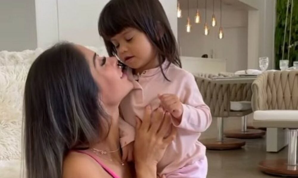 Maíra Cardi e filha