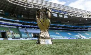 Taça do Paulistão que será distribuída para o campeão do estadual