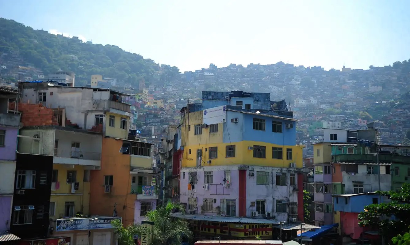 Imagem colorida de casas na favela da Rocinha, na zona sul do Rio de Janeiro - Metrópoles