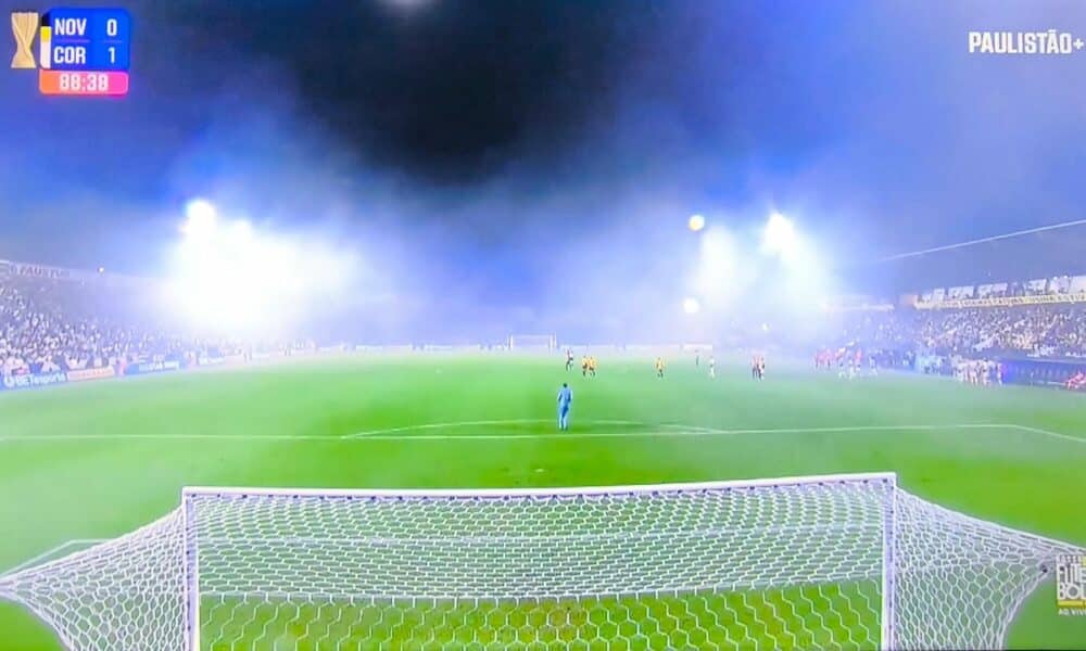 Torcida do Corinthians protesta, interrompe jogo contra Novorizontino e paralisa segundo tempo