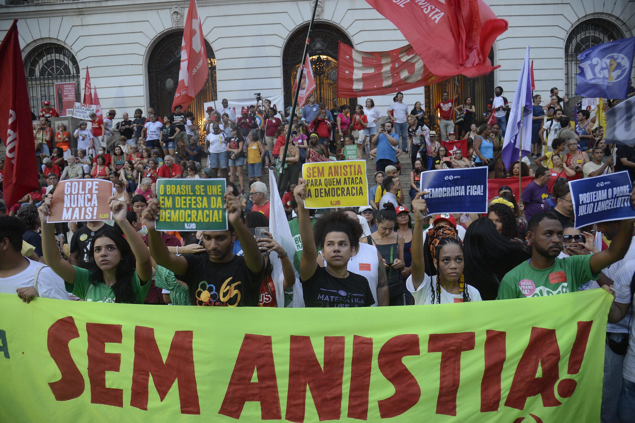 Rio de Janeiro (RJ) 08/01/2024 – Manifestação em defesa da democracia, na Cinelândia, marca um ano dos atos golpistas e a invasão dos prédios dos Três Poderes, em Brasília, no 8 de janeiro de 2023. Foto: Fernando Frazão/Agência Brasil