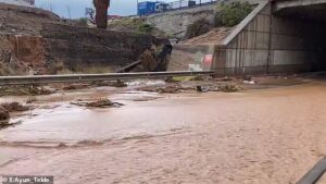 As fortes chuvas viram as ruas de Gran Canaria se tornarem rios furiosos à medida que os níveis de água aumentam