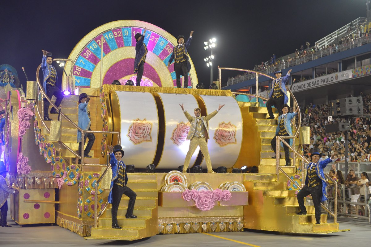 Desfile da Rosas de Ouro no Sambódromo do Anhembi, em São Paulo