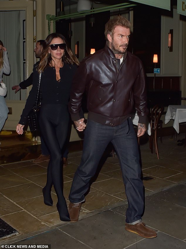 Victoria e David Beckham cortaram uma figura tipicamente elegante quando se juntaram à sua ninhada para o jantar no restaurante Swanky Michelin, Dorian, em Notting Hill, em Londres, em outubro passado