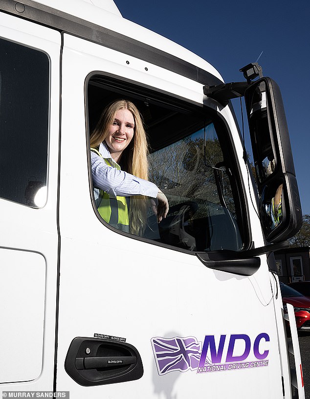 Lily Amory leva ao volante de um caminhão articulado de 46 toneladas Mercedes no National Drivers Center em Croydon