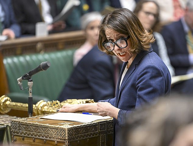 Os cortes de Liz Kendall podem, no máximo, trazer economias de £ 5 bilhões de uma conta de benefícios anuais que está indo para £ 100 bilhões