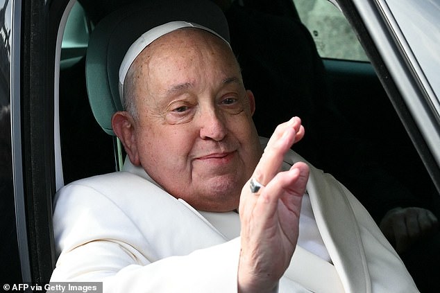 O Papa Francisco foi ouvido falando pela primeira vez desde que foi hospitalizado por pneumonia dupla há quase três semanas (na foto em 9 de fevereiro de 2025)