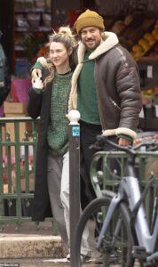 Shailene Woodley estreou seu romance secreto com Emily em Paris Hunk Lucas Bravo em Paris no domingo