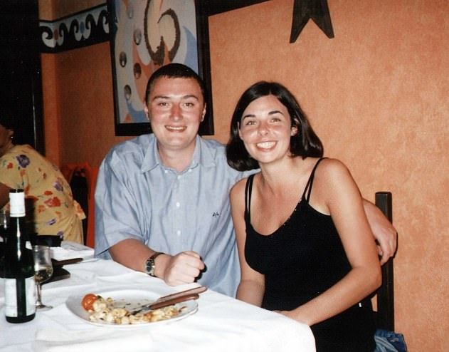 Bradley John Murdoch enganou Peter Falconio e Joanne Lees (retratados juntos) para parar em uma rodovia remota de Outback, onde atirou na cabeça de Peter e amarrou a Sra. Lees, que conseguiu escapar